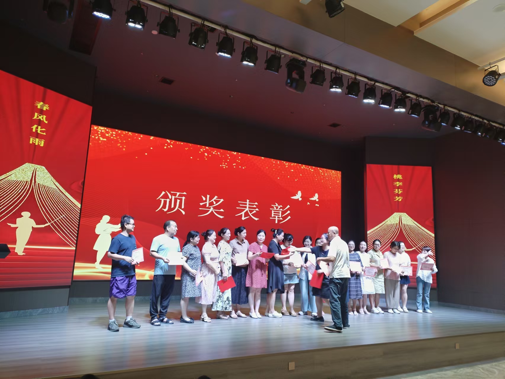 9月10日，曙光學校教師節(jié)文藝晚會在湖南精正溢香園酒店舉辦